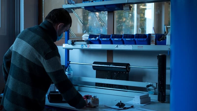 On les emballe soigneusement pour les expédier à nos clients.