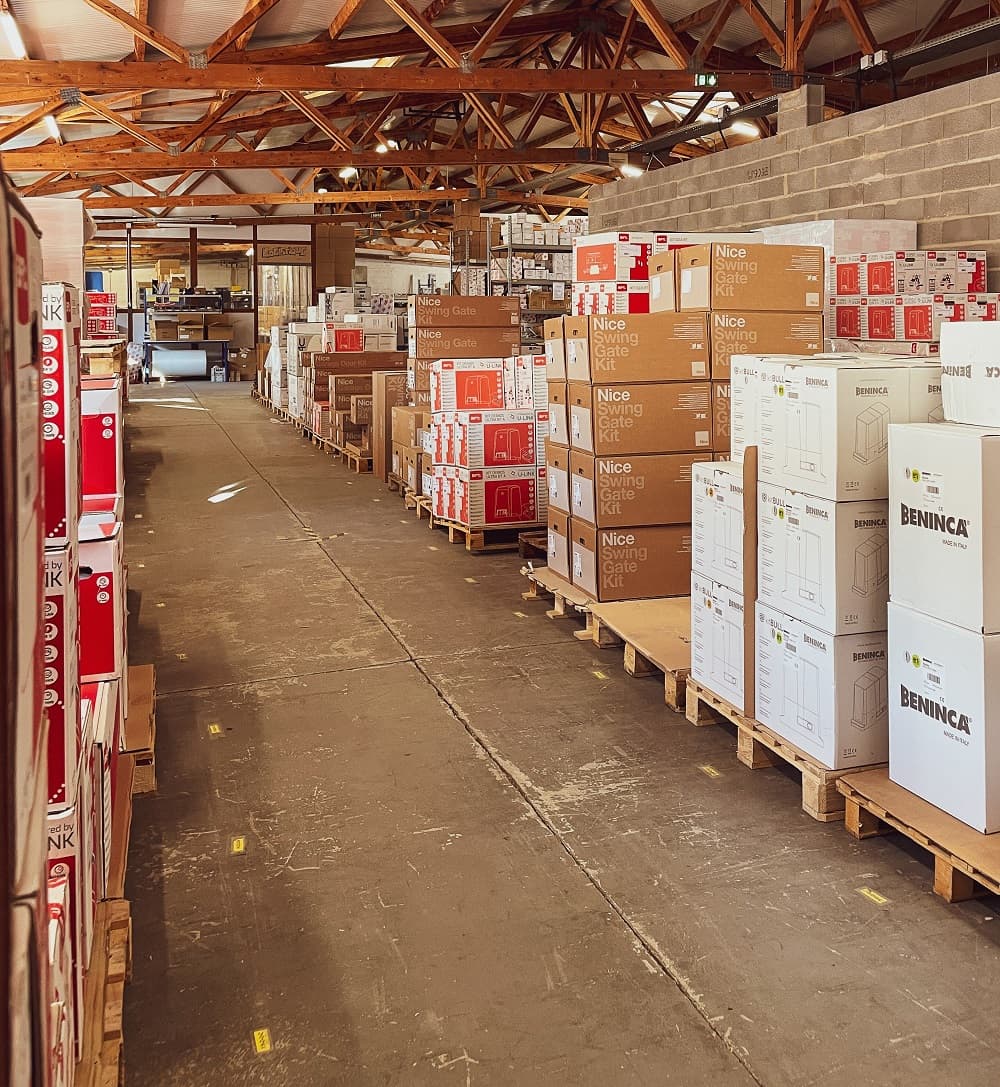 On entrepose les produits que nous vendons dans nos locaux.